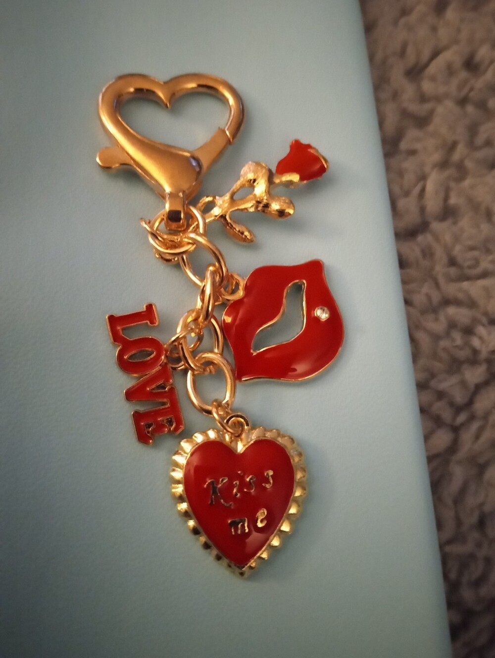 RED ENAMEL GOLD TONE PURSE CHARM FIVE CHARMS A FLOWER, LIPS, A HEART / ROSE